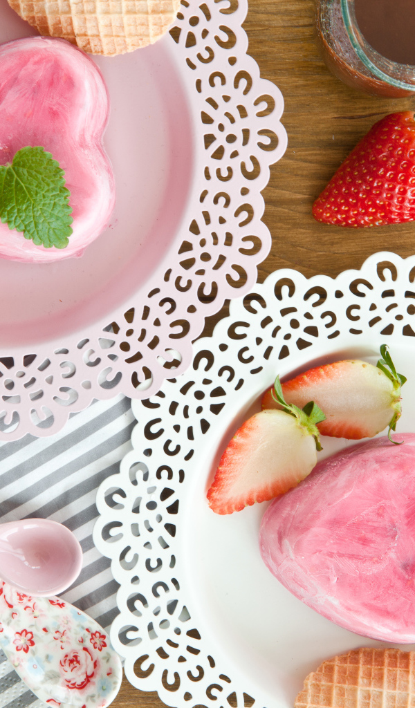 Десерт в форме сердца на тарелке со свежей клубникой