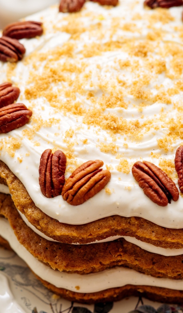 Праздничный торт со сливочным кремом и орехами 