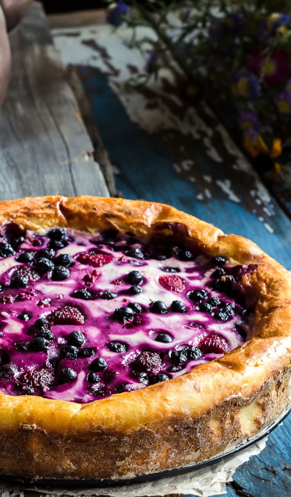 Свежий аппетитный пирог с ягодами черники