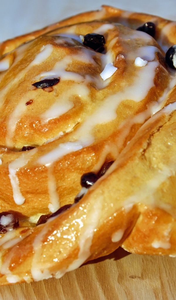 Свежая булочка с изюмом в сахарной глазури