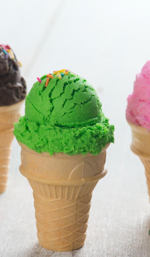 Фруктовое и шоколадное мороженое в вафельных стаканчиках