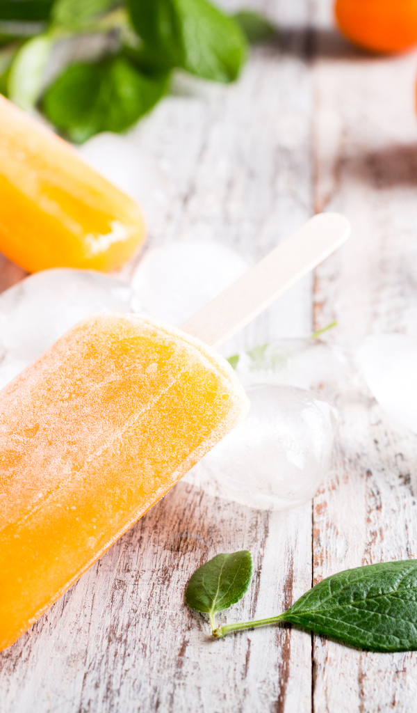 Фруктовое абрикосовое мороженое на палочке со льдом