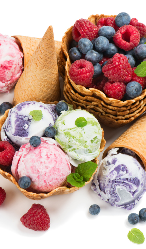 Шарики фруктового мороженого с ягодами и вафельными рожками