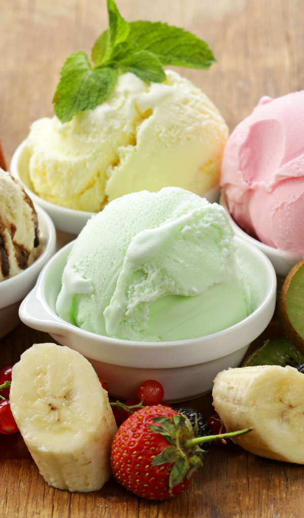 Шарики фруктового мороженого со свежими фруктами и ягодами