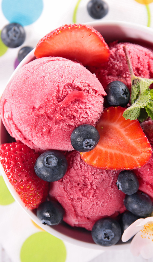 Шарики фруктового мороженого со свежей клубникой и черникой