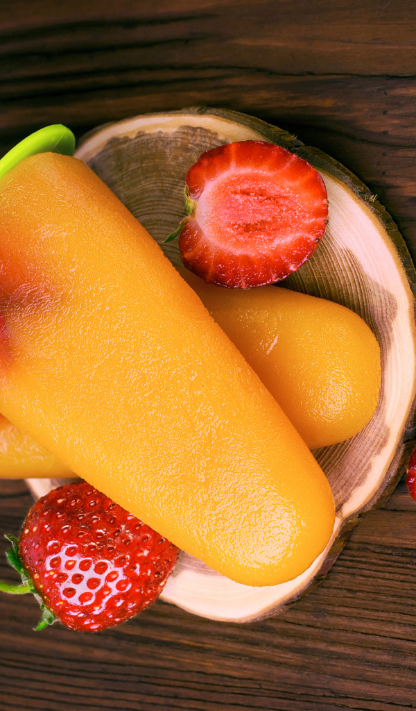 Фруктовое мороженое на палочке с клубникой