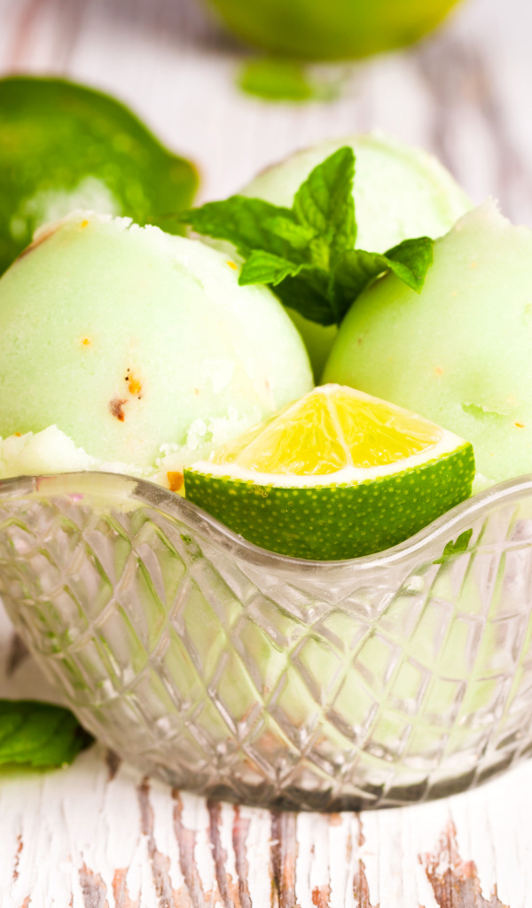 Фруктовое мороженое с лаймом и мятой 