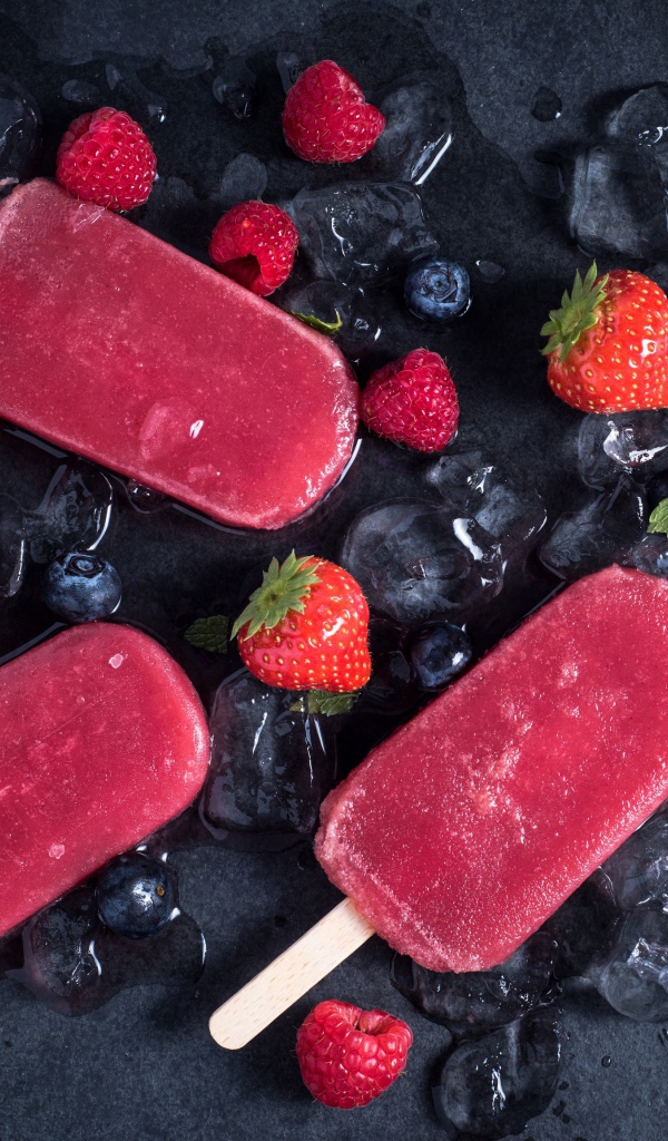 Фруктовое мороженое с ягодами малины, клубники и кубиками льда