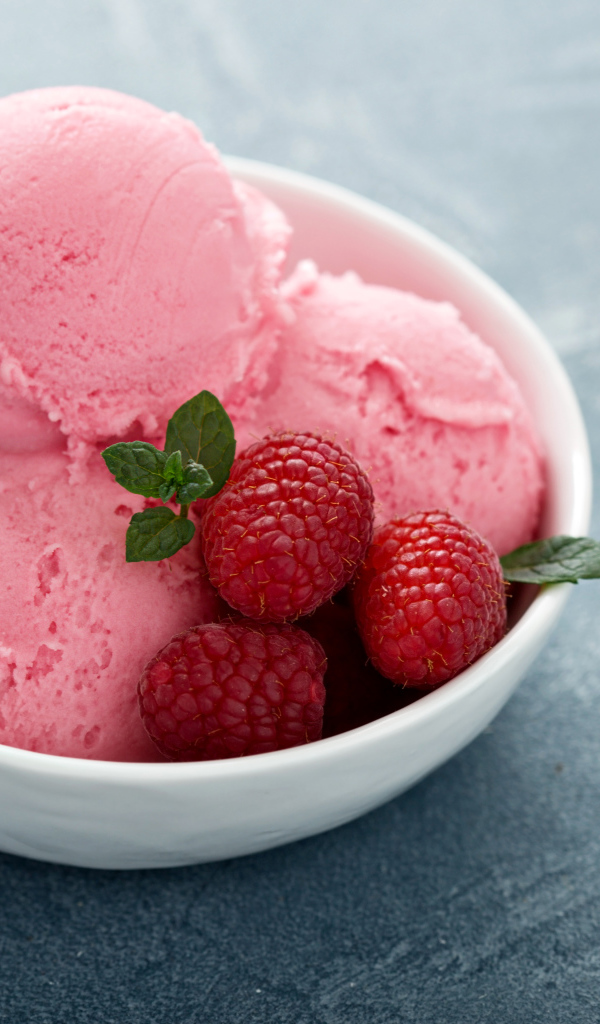 Фруктовое розовое мороженое с малиной 