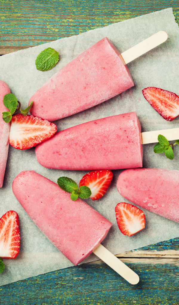 Фруктовое клубничное мороженое на палочке