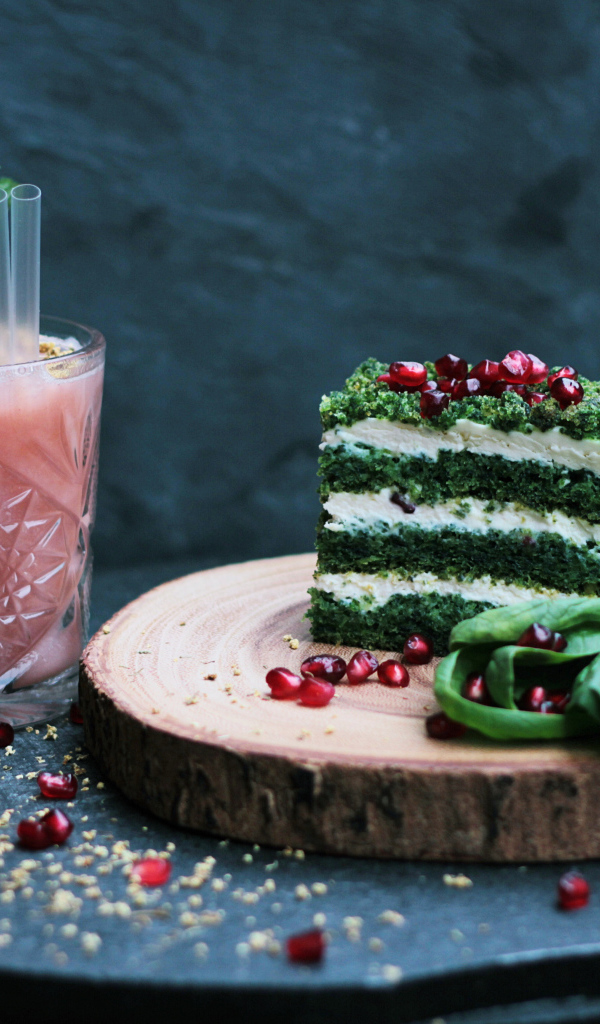 Зеленое мятное пирожное с коктейлем 