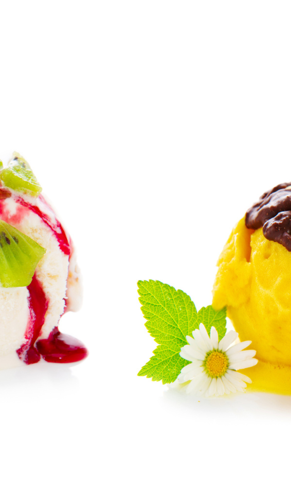 Шарики мороженого с киви и абрикосами на белом фоне
