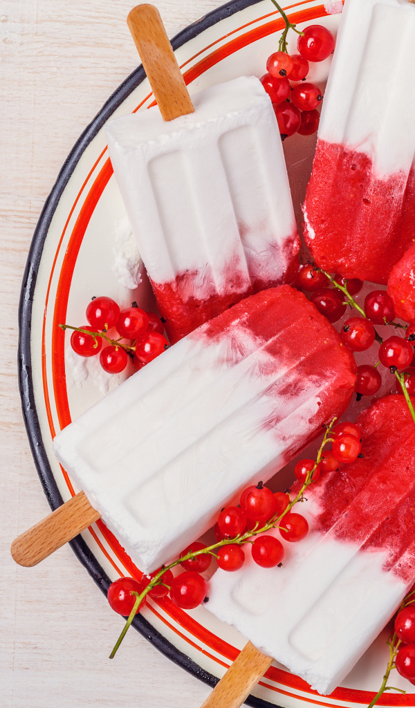 Мороженое на палочке с красной смородиной 