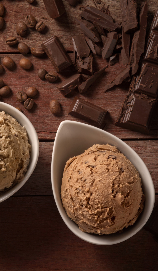 Мороженое с кофейными зернами и черным шоколадом