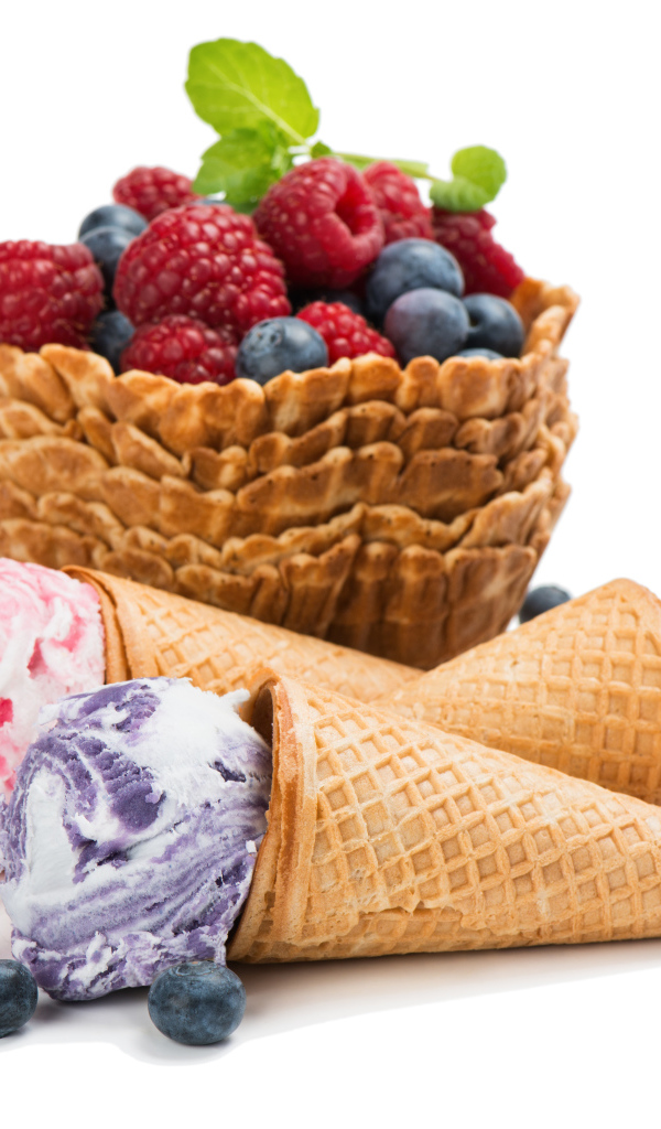 Мороженое с вафлями и свежими ягодами на белом фоне