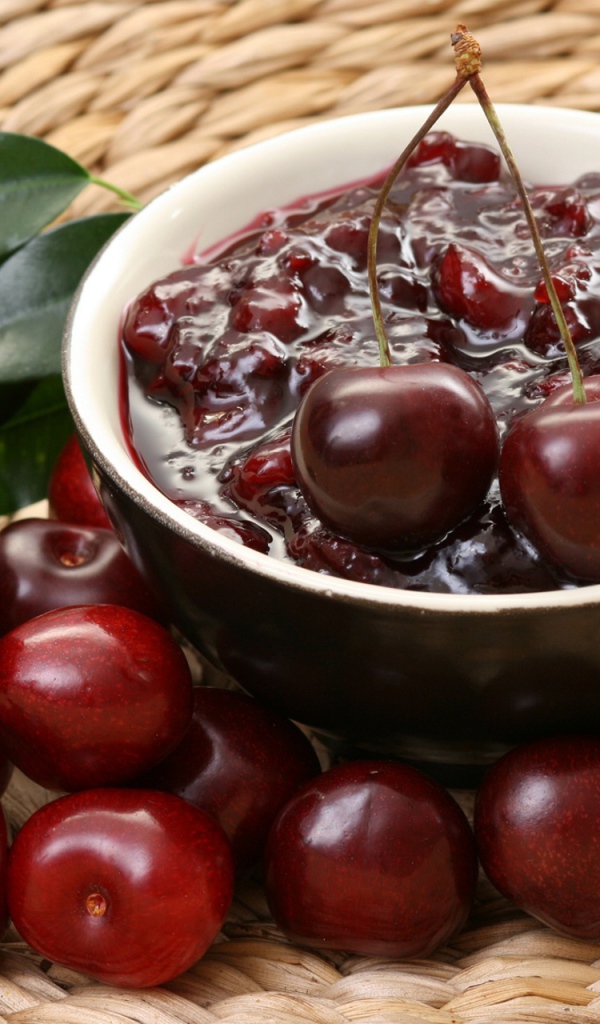 Варенье из красных черешен на столе 