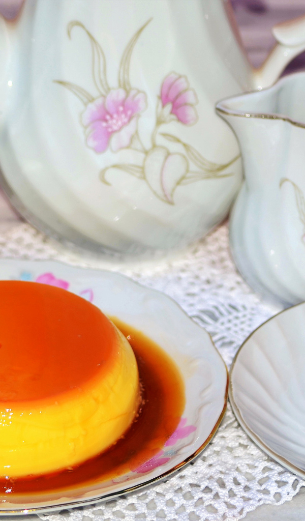 Желе на столе с кофе и сервизом на завтрак