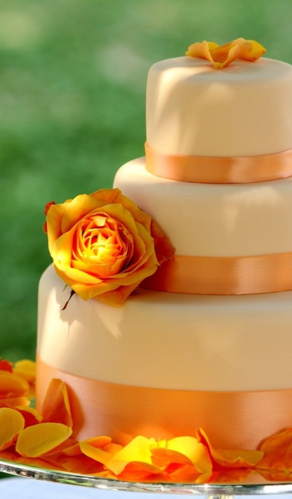 Большой многоярусный оранжевый свадебный торт с цветами