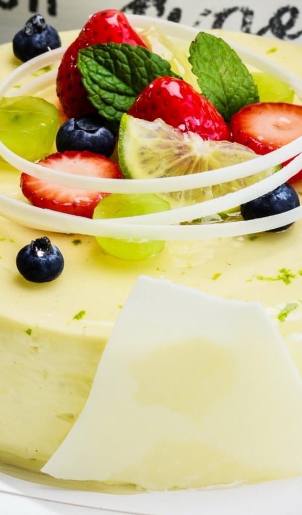 Лимонный торт со свежими фруктами 