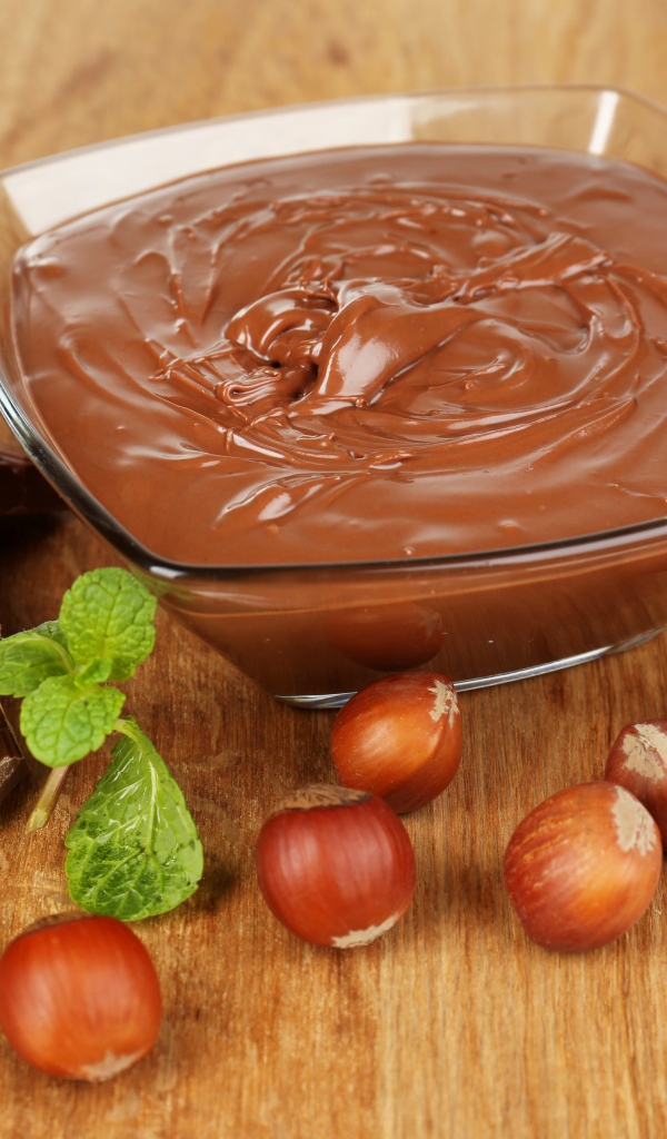 Молочный шоколад с лесными орехами