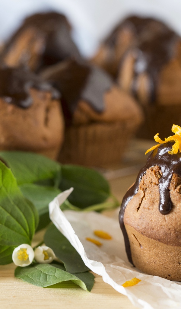 Маффины с шоколадом на столе с белыми цветами жасмина 