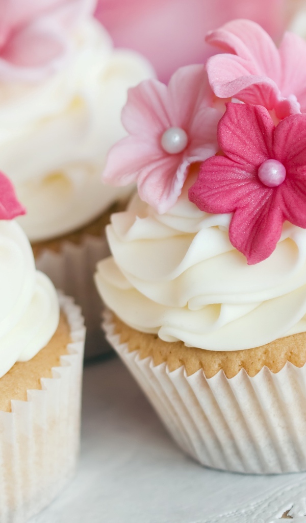 Маффины с кремом и розовыми цветами из сахара