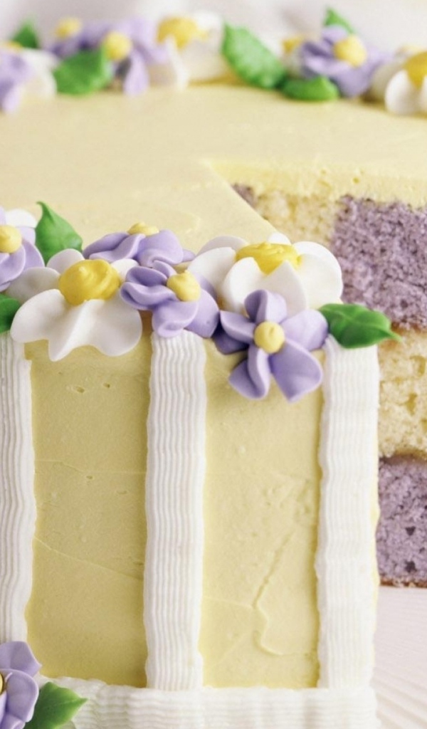 Разноцветный торт украшенный цветами из крема