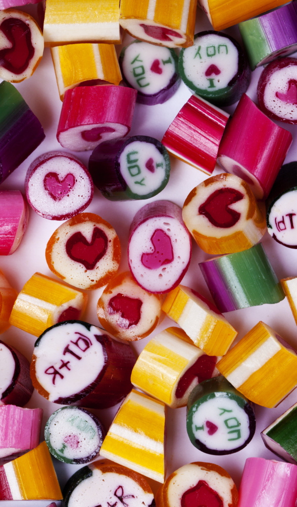 Разноцветные конфеты с надписями
