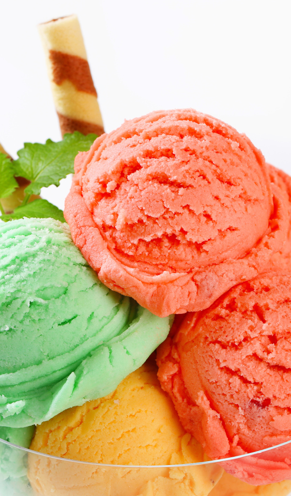 Разноцветное мороженое с печеньем 