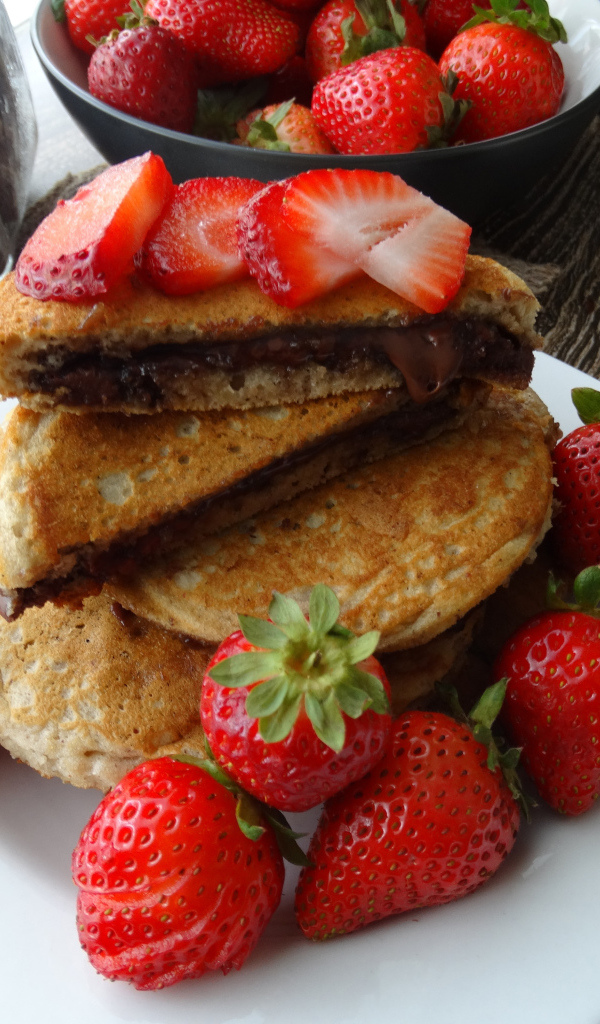 Оладьи с шоколадом и свежей клубникой