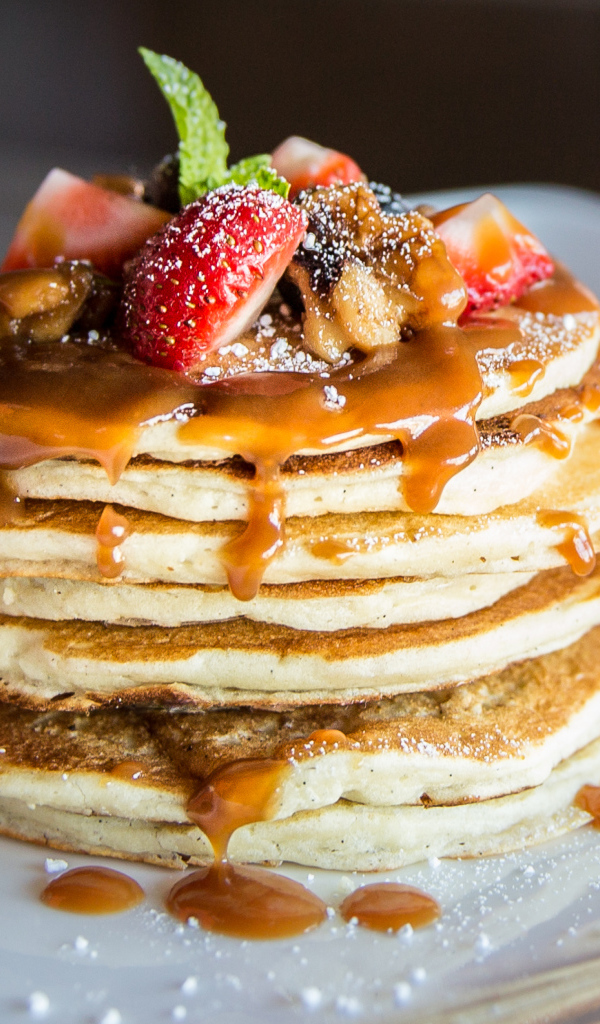 Панкейки со сгущенкой и свежими фруктами 