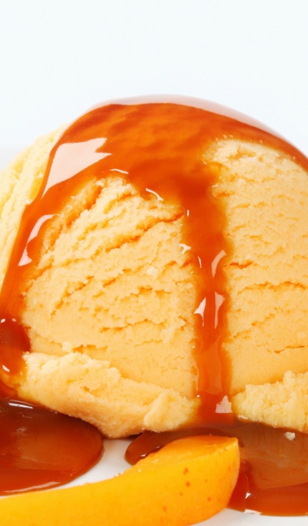 Персиковое мороженое с фруктами и джемом 