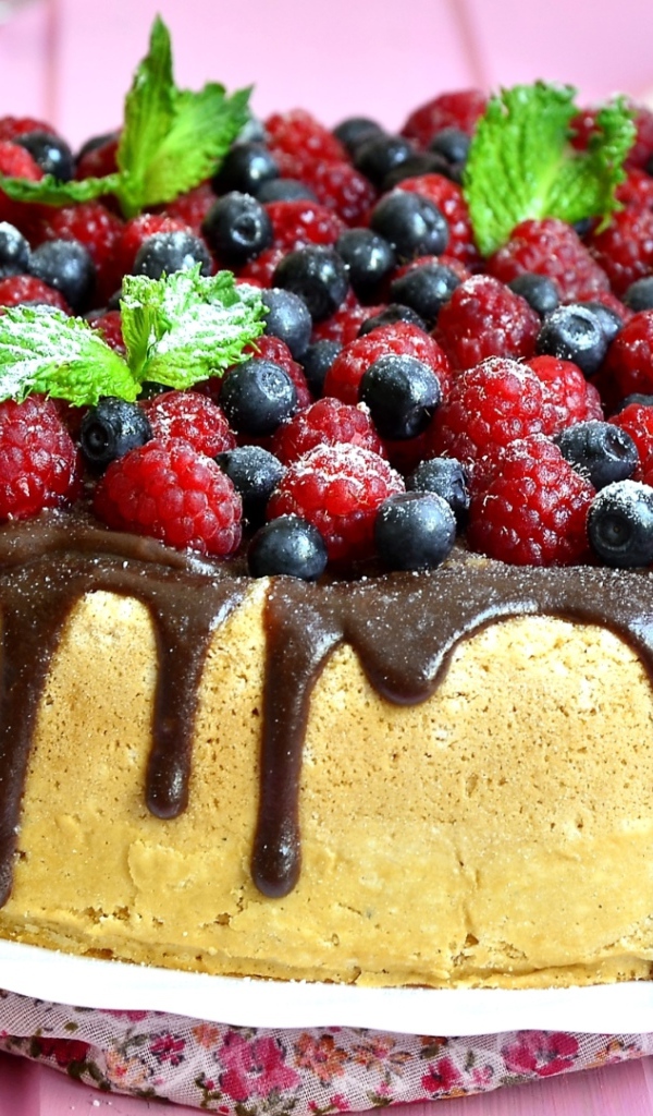 Пирог с шоколадом и свежими ягодами малины и черники 