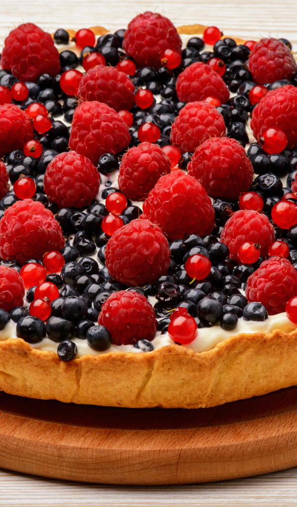 Пирог со свежей малиной  и черникой 