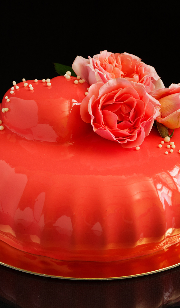 Розовый глянцевый торт с сердцем на черном фоне