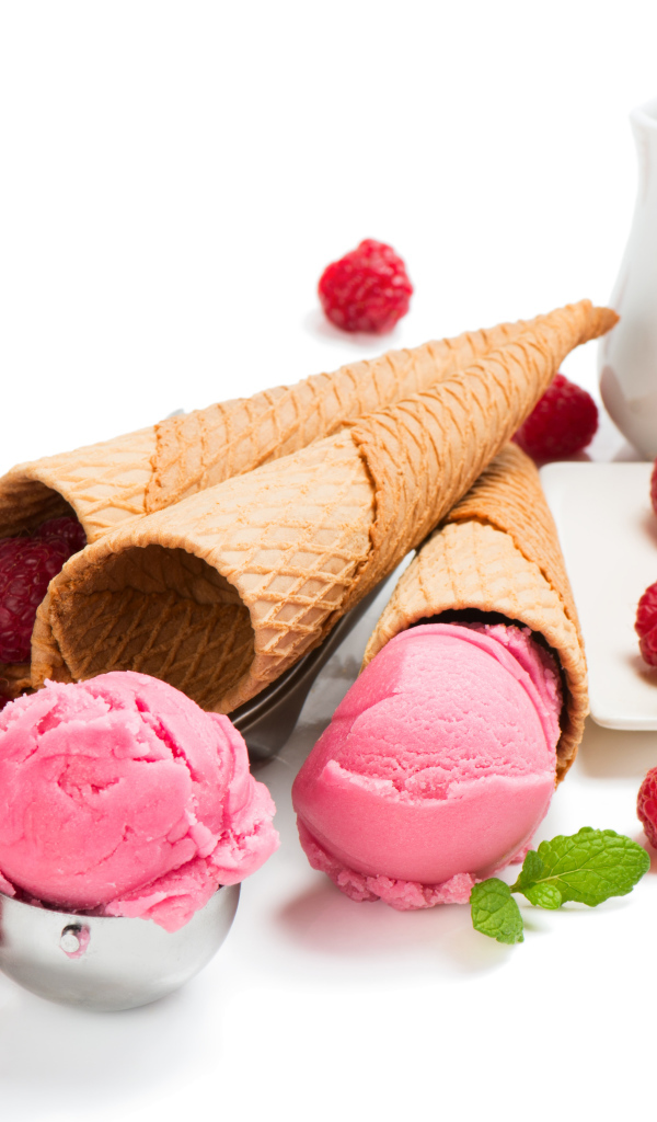 Малиновое мороженое в вафельных рожках на белом фоне