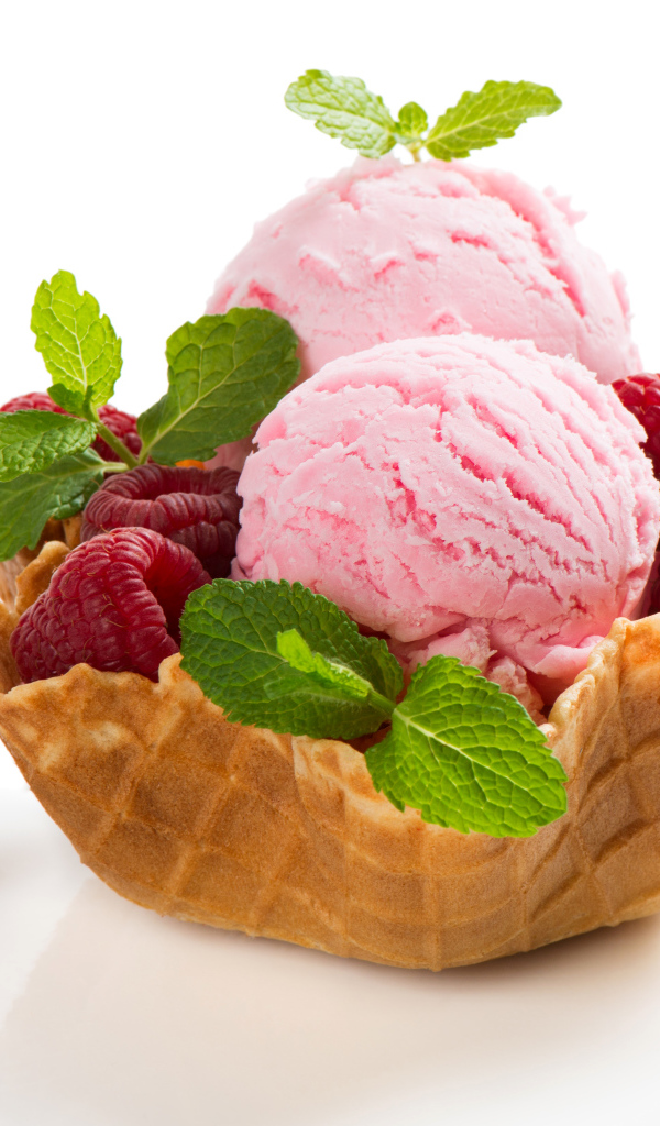 Малиновое мороженое с ягодами в вафельной корзинке 