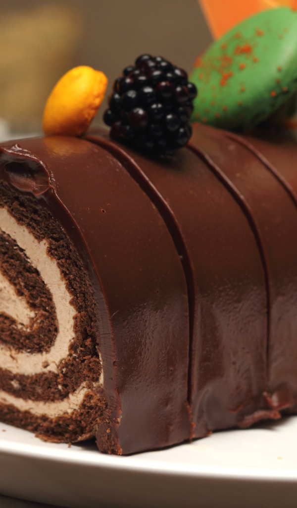 Рулет с кремом в шоколаде с ягодами 