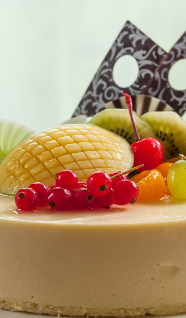 Круглый аппетитный чизкейк с ягодами  и фруктами