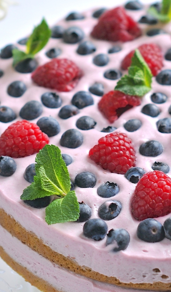 Круглый торт со свежей клубникой и черникой