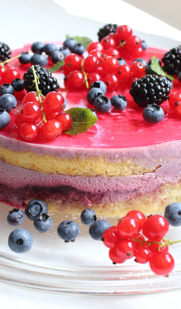 Круглый торт с суфле, ягодами черники, ежевики и красной смородины
