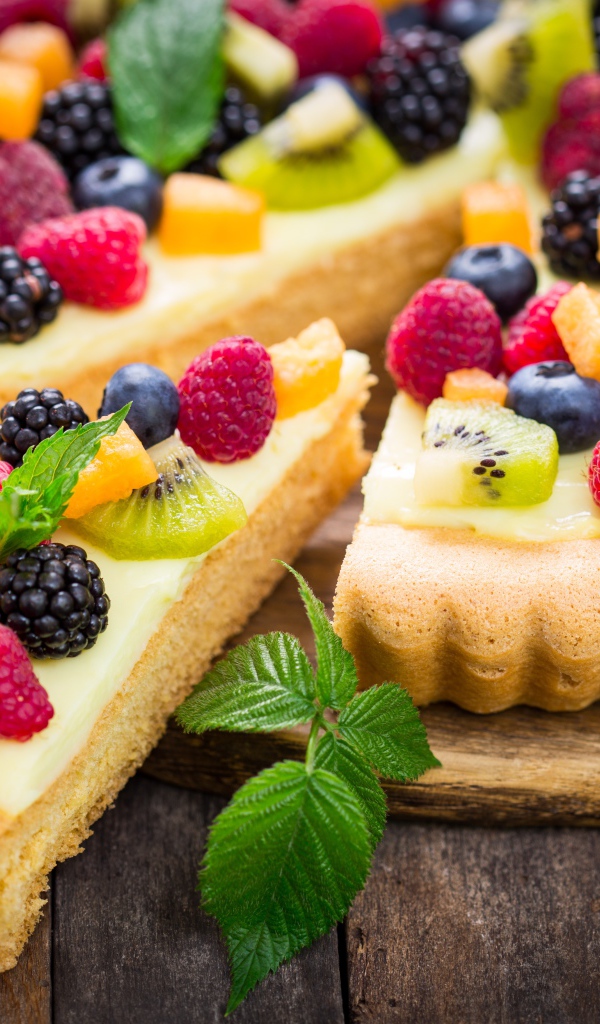 Песочный пирог со свежими ягодами и мятой