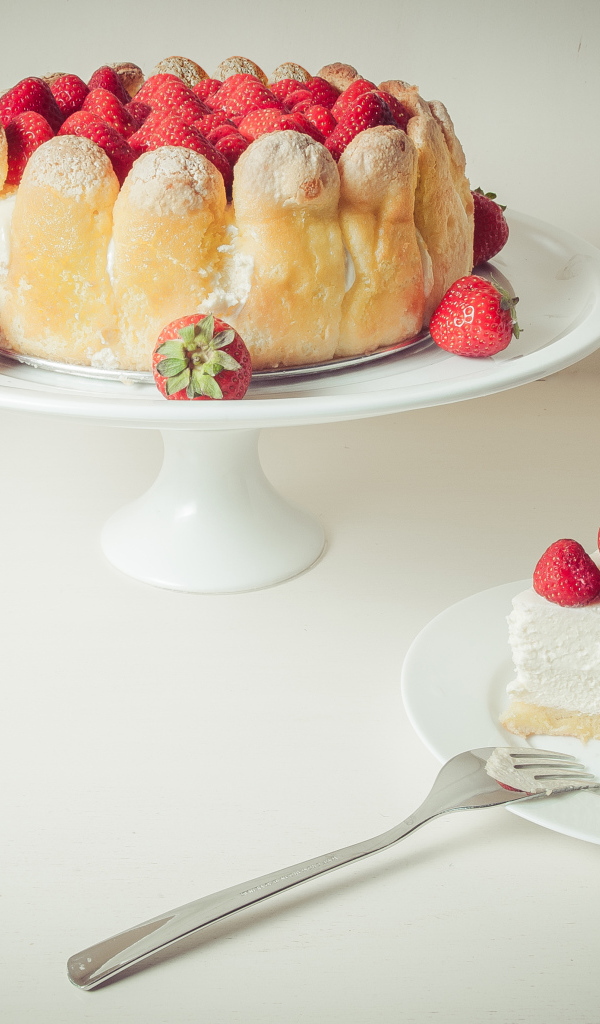 Песочный пирог с ягодами клубники и сливками