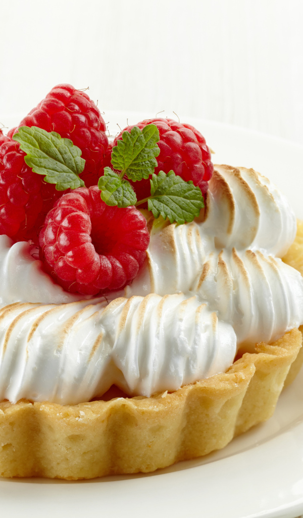 Песочное пирожное со сливками и свежей малиной