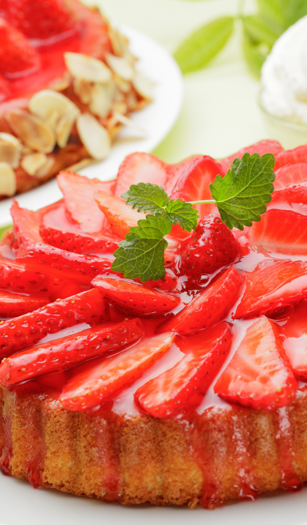 Пирог из песочного теста с ягодами клубники