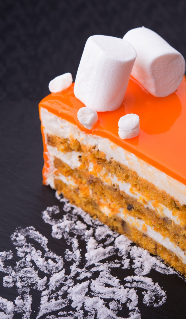 Кусочек апельсинового торта с маршмеллоу