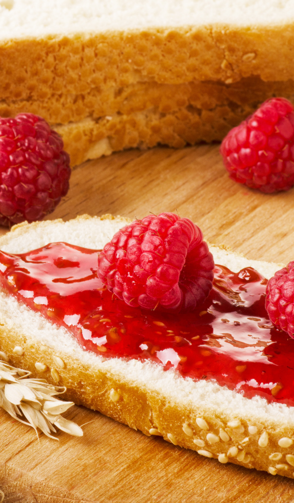 Кусочек белого хлеба с малиновым джемом 