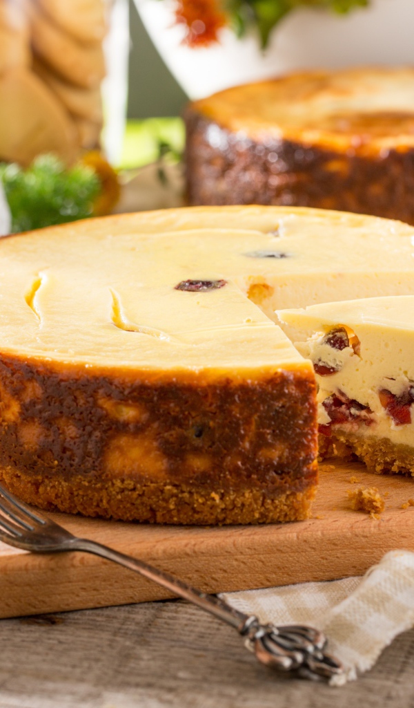 Нарезанный чизкейк на разделочной доске