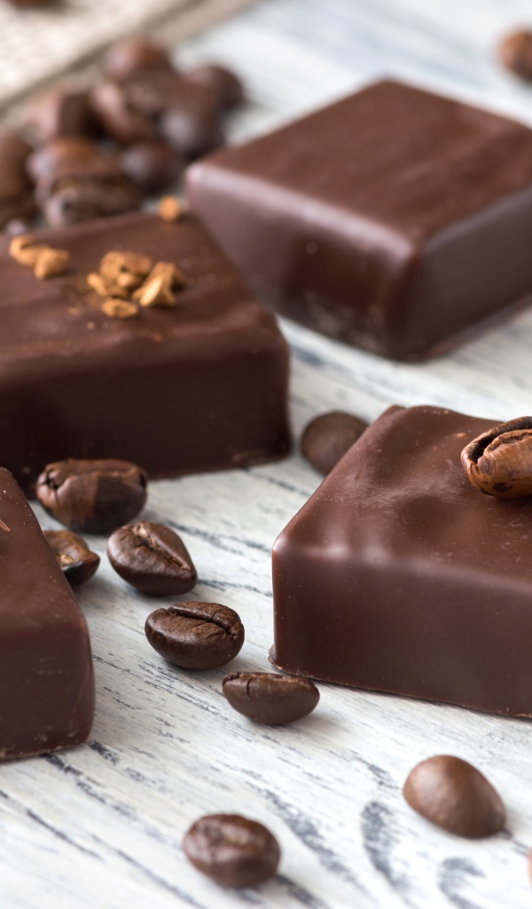 Квадратные шоколадные конфеты с кофейными зернами