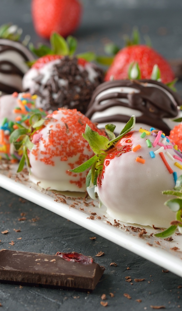 Клубника в белом и черном шоколаде